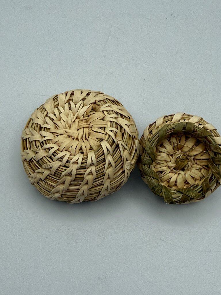 Native American Hand Woven Bear Grass Basket w/Lid /ro