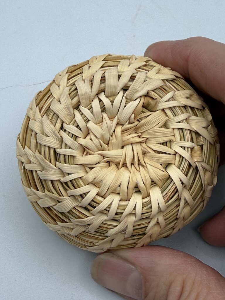 Native American Hand Woven Bear Grass Basket w/Lid /ro
