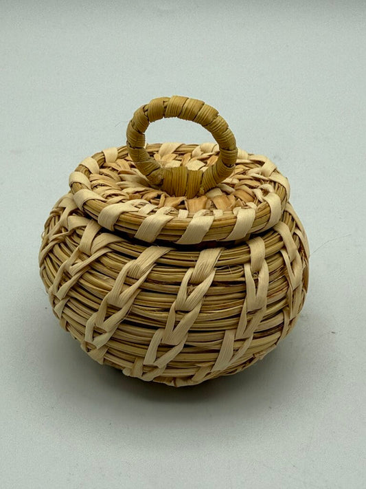 Native American Hand Woven Bear Grass Basket w/Lid /ro