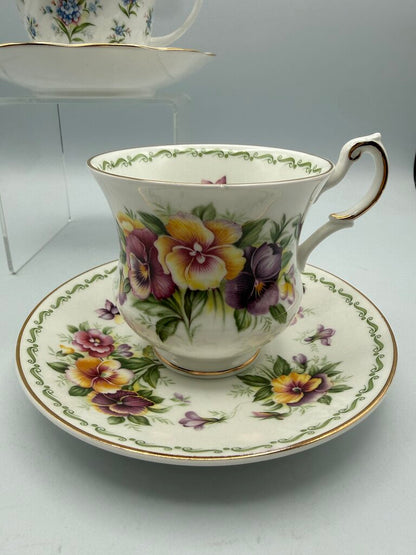 Set of 2 VTG Queen’s Bone China England Tea Cup & Saucer /roh