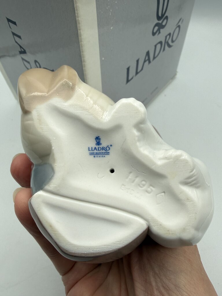 Lladro Porcelain Figurine Eskimo Playing w/Polar Bear #01195 /ro