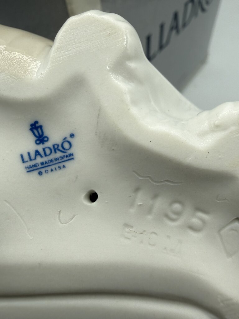 Lladro Porcelain Figurine Eskimo Playing w/Polar Bear #01195 /ro