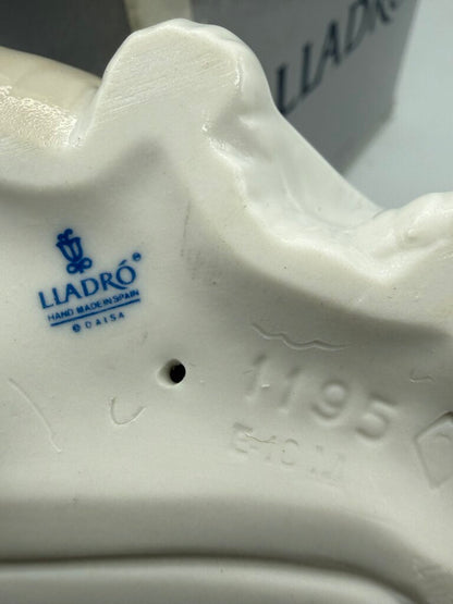 Lladro Porcelain Figurine Eskimo Playing w/Polar Bear #01195 /ro
