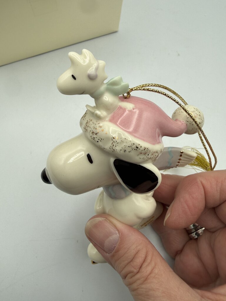 Lenox Classics 2002 Snoopy’s Skating Friend Ornament /ro