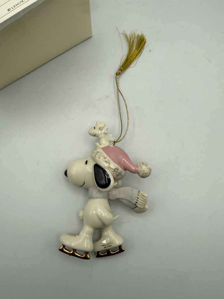 Lenox Classics 2002 Snoopy’s Skating Friend Ornament /ro