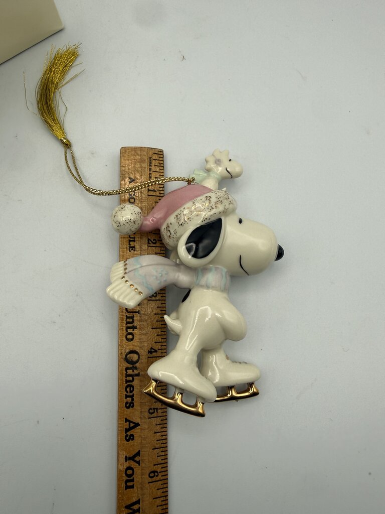 Lenox Classics 2002 Snoopy’s Skating Friend Ornament /ro
