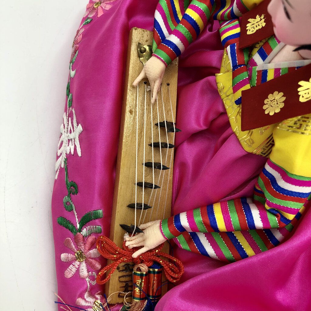 Vtg Korean Doll in Case Playing a Gayageum Beautiful /b