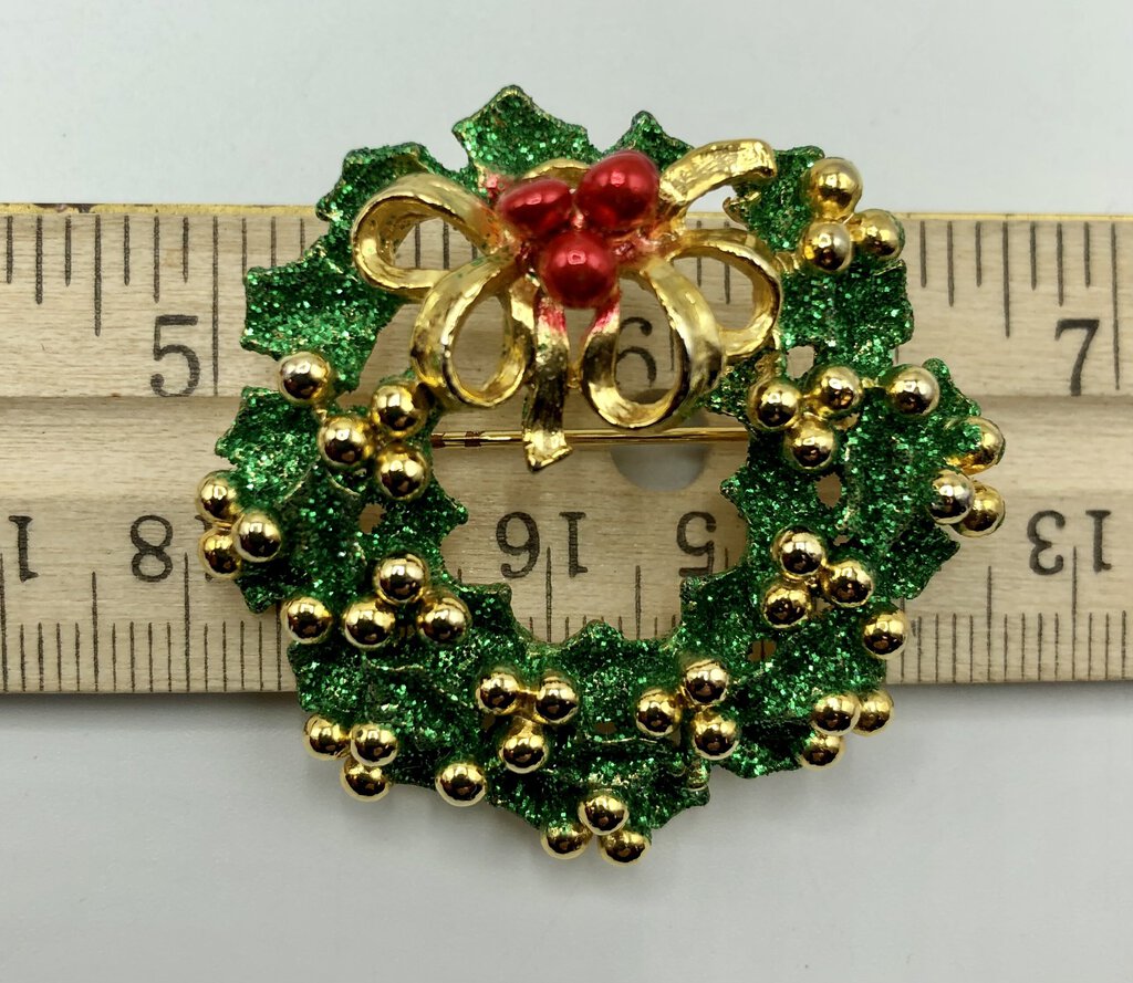 Vintage Festive Christmas Wreath Brooch /b