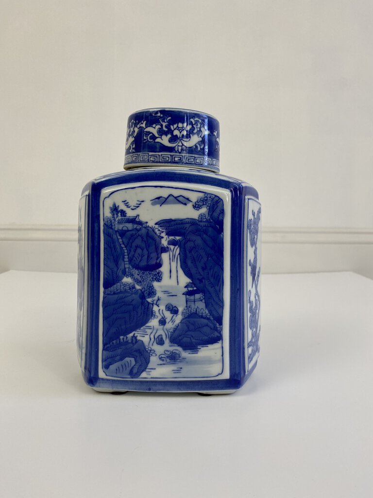 Blue/White Ginger Jar/Urn Flat Sided 9” w/lid /rb