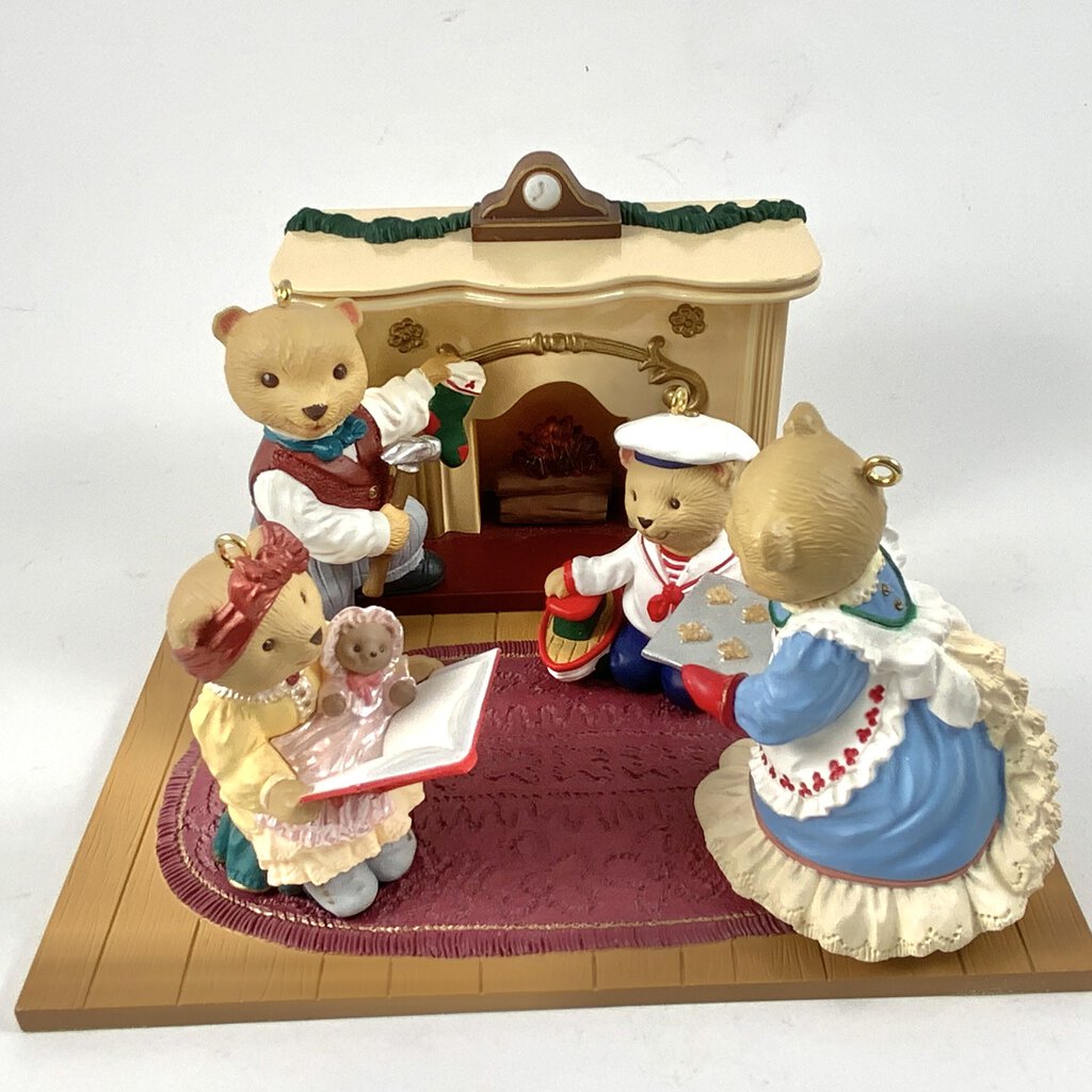 1993 Hallmark Keepsake Ornament Set The Bearingers Bear Family And Fireplace Display /cb