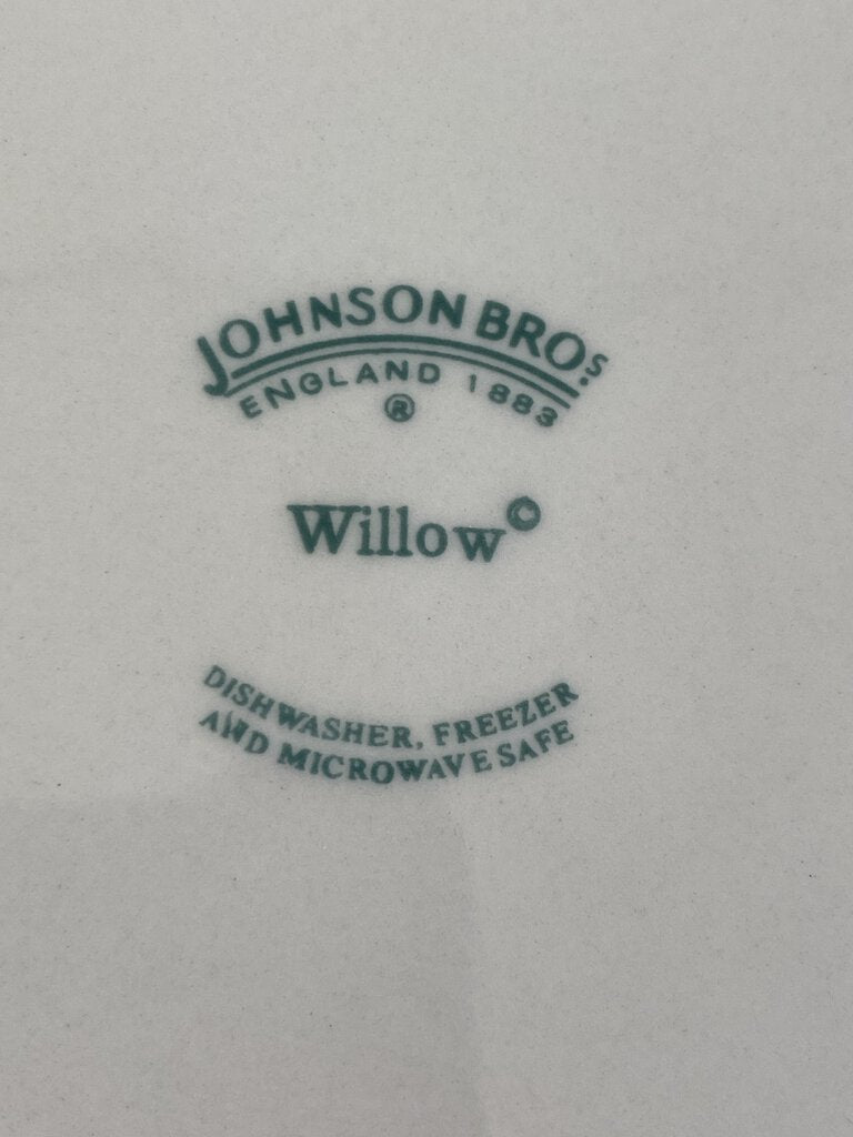 Johnson Brothers Blue Willow 4 Piece Place setting England /rb