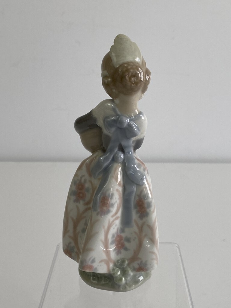 Lladro “Valencia Girl” #4841” Glazed Figurine of a Girl Holding Oranges Made in Spain /roh