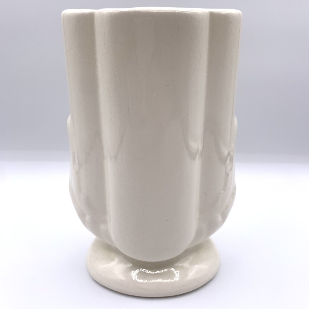 Vintage Ivory USA Pottery Vase with Acanthus Leaf Details /hgo