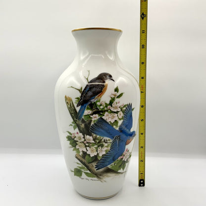 Danbury Mint Bluebirds Vase by Roger Tory Peterson /ah