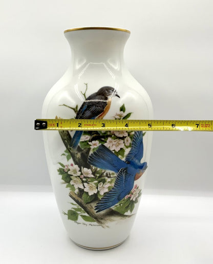 Danbury Mint Bluebirds Vase by Roger Tory Peterson /ah